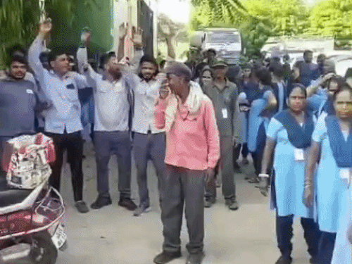 15,200 रुपए की मांग को लेकर काम बंद; चार घंटे चला प्रदर्शन|फरीदाबाद,Faridabad - Dainik Bhaskar