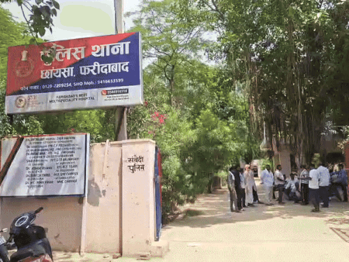 पुलिस ने अज्ञात वाहन ड्राइवर के खिलाफ मामला दर्ज कर लिया है।