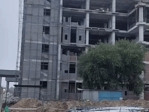 मेडिकल कॉलेज में अस्पताल के लिए बन रही सात मंजिला बिल्डिंग।