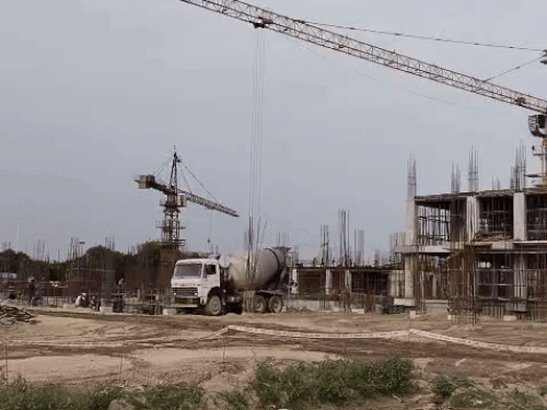 मेडिकल कॉलेज का काम एक साल पहले इस तरह चल रहा था और आज बिल्डिंग खड़ी की।