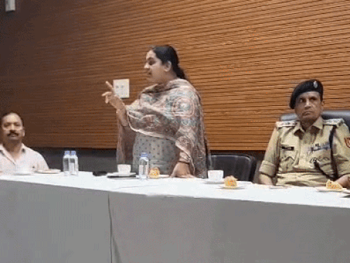 डिप्टी मेयर सुमन बोलती हुईं, साथ में डीएसपी रामगोपाल और इंस्पेक्टर मीनी भारद्वाज बैठे हुए।