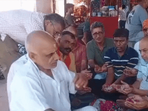 बेटियों की अनुपस्थिति के बीच सोनीपत की एक सामाजिक संस्था ने अस्थियां प्रवाहित कीं। इस दौरान शिवचरण के भाई महेंद्र और भतीजा मौजूद रहा।