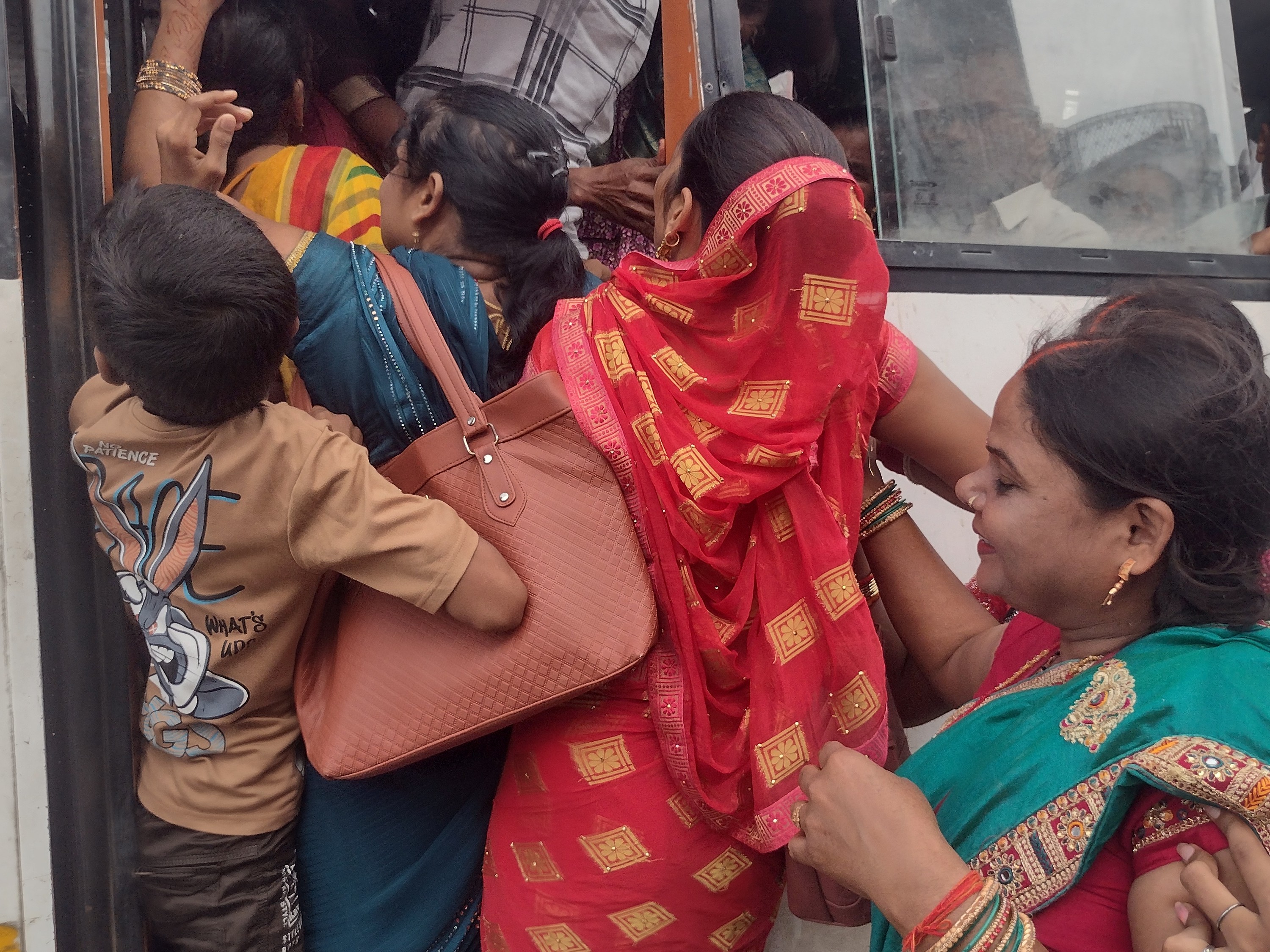 फ्री सेवा के दौरान बसों में भारी भीड़ रहती है।