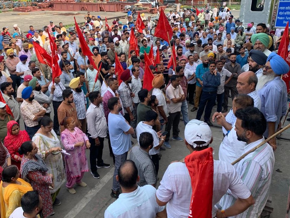 कर्मचारियों ने कारखाने में प्रदर्शन कर प्रधान मुख्य मैकेनिकल इंजीनियर के खिलाफ नारेबाजी की।