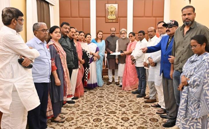 14 जून की फोटो, जब TMC से बागी हुए 20 सांसदों ने लोकसभा स्पीकर ओम बिड़ला को नेशनलिस्ट सिटीजंस पार्टी ऑफ इंडिया में विलय का लेटर सौंपा था।