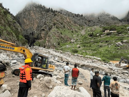 उत्तराखंड के चमोली की नीति घाटी में दो दिन पहले बादल फटने से तमक नाला उफान पर आ गया था। तेज बहाव में 17 टन स्टील से बना वैली ब्रिज बह गया। अब नाले पर अस्थायी ब्रिज बनाने का काम किया जा रहा है।