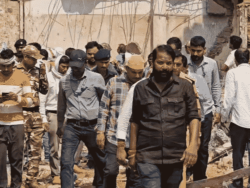 पोकलैंड मशीन और जेसीबी ने की तोड़फोड़। मौजूद रहे एसीपी दशाश्वमेध।