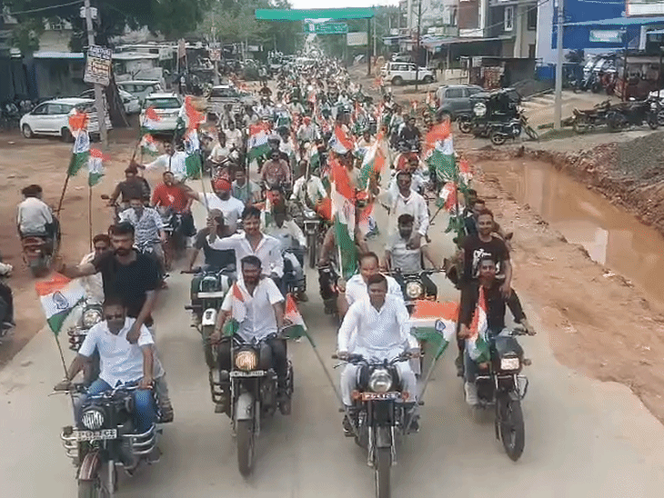 वीडियो में बाइक पर सवार विधायक और उनके साथ युवक दिखाई दे रहे जो हेलमेट नहीं पहने हैं।