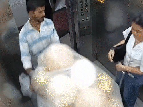 मुंबई की लिफ्ट में गुब्बारे फटने का वीडियो सीसीटीवी में रिकॉर्ड हो गया।