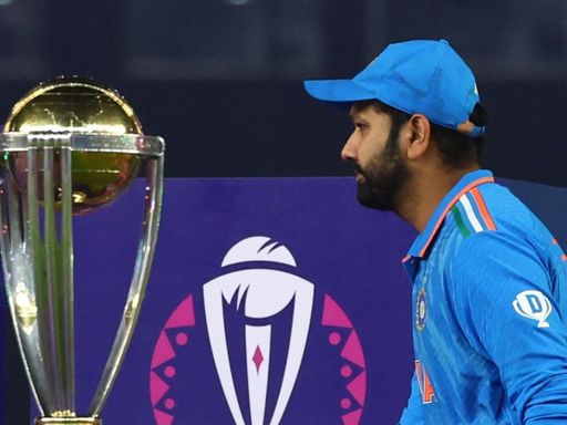 रोहित शर्मा वनडे वर्ल्ड ट्रॉफी के बगल में। 19 नवंबर 2023 को फाइनल में भारत को ऑस्ट्रेलिया ने हराया था।