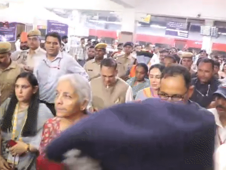 बैठक में हिस्सा लेने के लिए मंगलवार रात केंद्रीय वित्त मंत्री निर्मला सीतारमण भी जयपुर पहुंचीं।