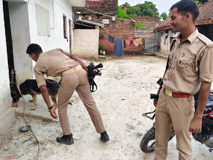 आरोपी राहुल चौधरी के घर ताला लगा है। उसके कुत्ते को पुलिस खाना खिला रही है।