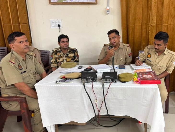 आरटी सेट पर मौजूद पुलिसकर्मियों का दल।