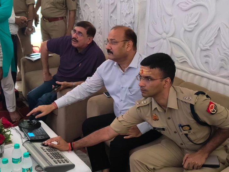बाबा औघड़नाथ मंदिर में सीसीटीवी कंट्रोल रूम के निरीक्षण के दौरान फुटेज देखते डीएम डा. वीके सिंह और एसएसपी अविनाश कुमार पांडेय।