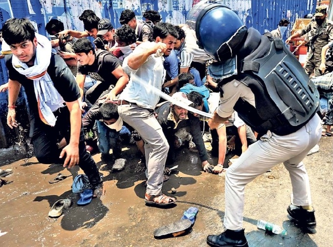 25 जुलाई को बिहार में छात्रों ने उग्र विरोध प्रदर्शन किया था। इस दौरान पटना में पुलिस ने लाठीचार्ज किया था।