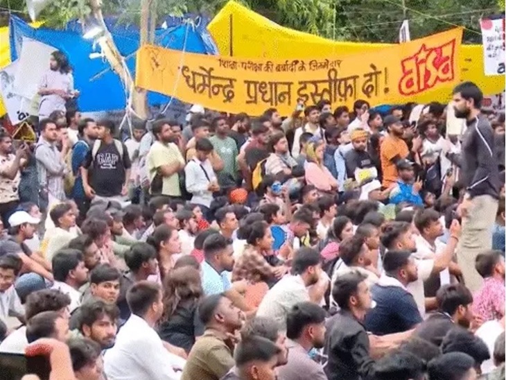 दिल्ली में छात्रों के विरोध प्रदर्शन के चलते 25 जुलाई को धर्मेंद्र प्रधान को केंद्रीय शिक्षा मंत्री के पद से इस्तीफा देना पड़ा था।