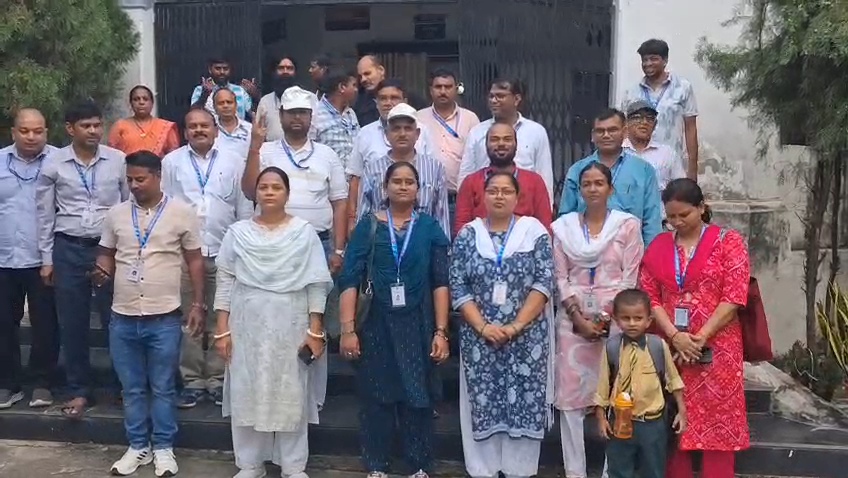 प्रदर्शन में शामिल शिक्षक-शिक्षकेतर कर्मी।