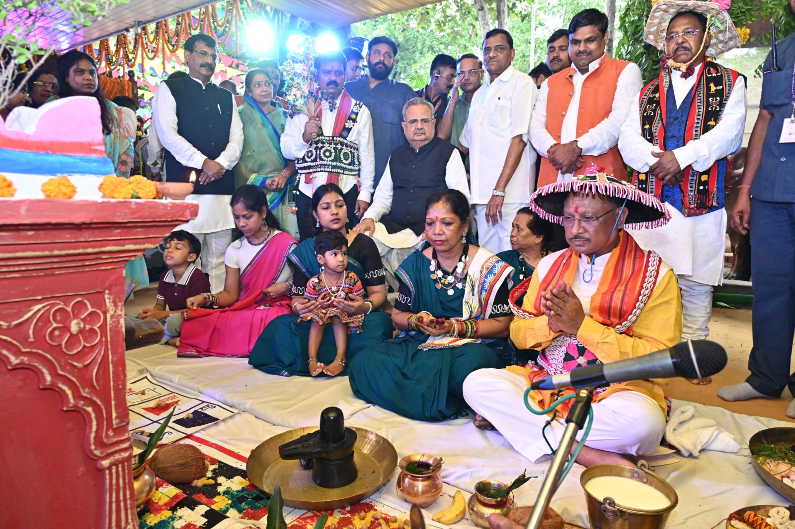 भगवान शिव की पूजा के दौरान CM साय उनकी पत्नी और डॉ रमन सिंह। (फाइल फोटो)