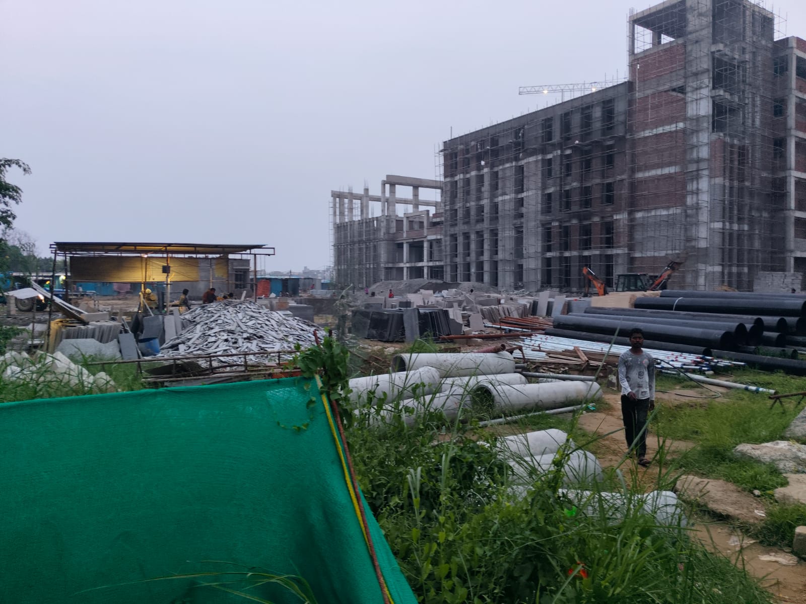 पाइप लाइन और फर्श के लिए रखा गया मारबल पत्थर।