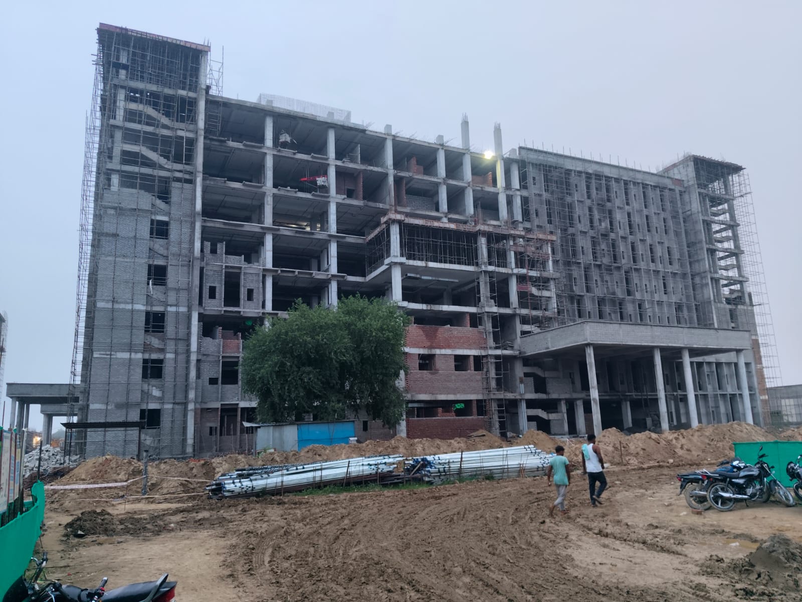अस्पताल की सात मंजिला बिल्डिंग।