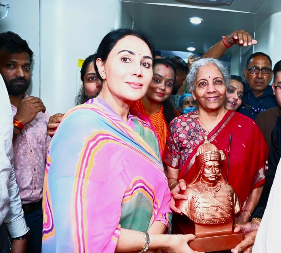जयपुर रेलवे स्टेशन पर उपमुख्यमंत्री दीया कुमारी और मुख्य सचिव वी. श्रीनिवास ने उनका स्वागत किया।