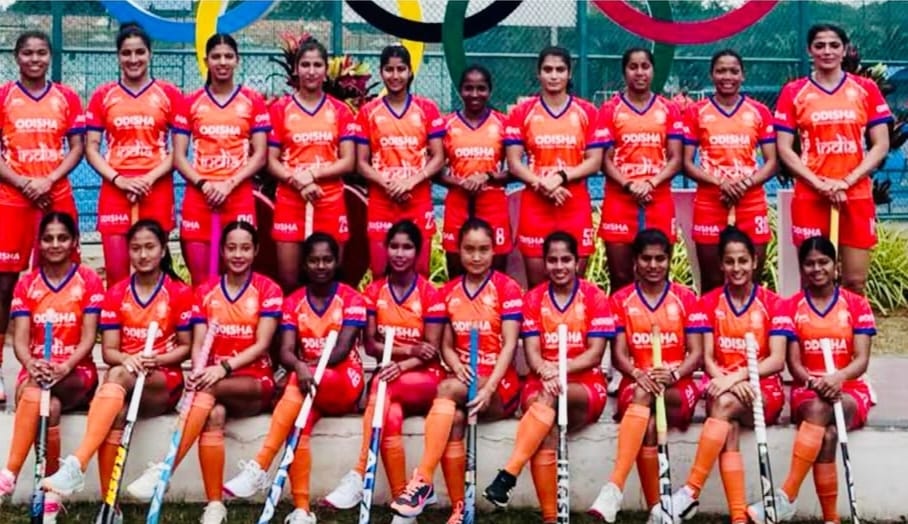 भारतीय हॉकी टीम के साथ खिलाड़ी सविता पूनिया। पीछे की लाइन में सबसे ज्यादा हाईट वाली कॉर्नर साइड में।