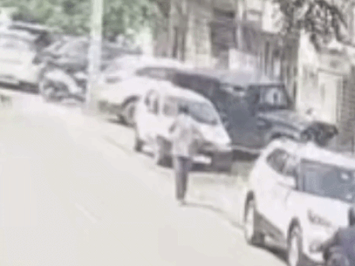 इसके बाद आशीष ने शिवकुमार का पीछा किया और ईंट से सिर पर हमला कर दिया।