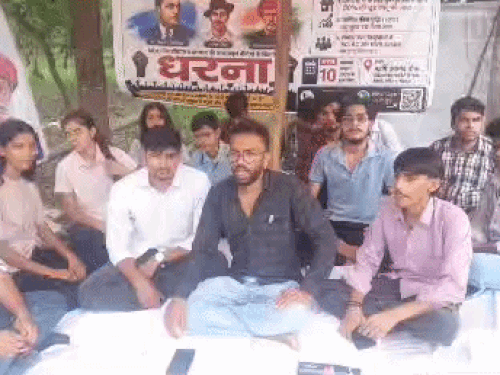 BPL छात्रों को 50% छूट देने की मांग; VC ऑफिस घेराव की चेतावनी|रोहतक,Rohtak - Dainik Bhaskar