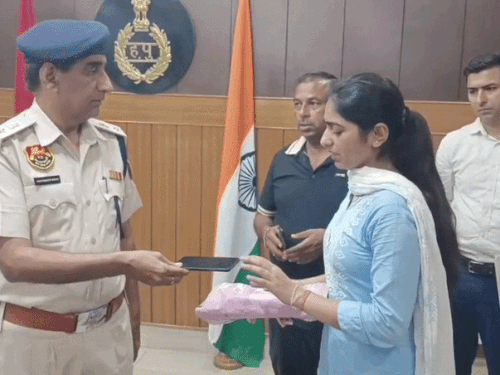 सालों बाद फोन पाकर खिले लोगों के चेहरे; SP की अपील|पानीपत,Panipat - Dainik Bhaskar