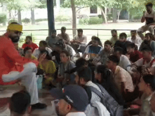 मानसरोवर पार्क में युवाओं से बात करते हुए नवीन जयहिंद।