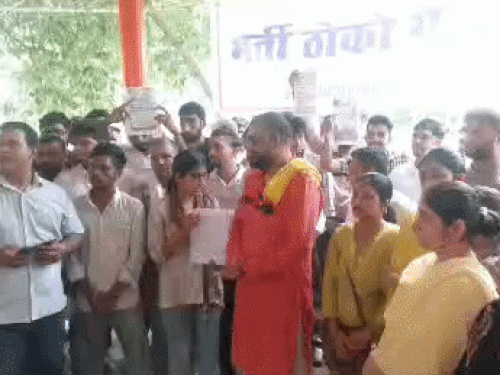 रोहतक के मानसरोवर पार्क में विरोध प्रकट करते नवीन जयहिंद व युवा। - Dainik Bhaskar