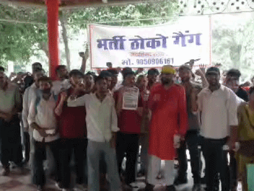मानसरोवर पार्क में ज्वाइनिंग की मांग करते युवा।