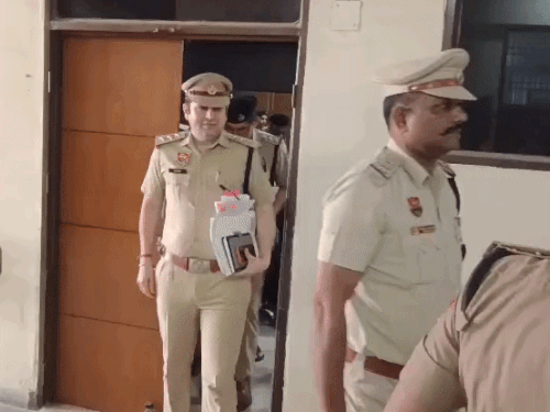 मीटिंग के बाद कांफ्रेंस हाल से बाहर निकलते सभी डीएसपी एसएचओ।