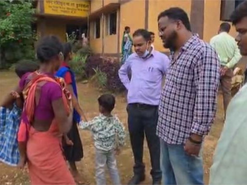 आदिवासी संगठन के सदस्यों ने की ग्रामीणों से चर्चा