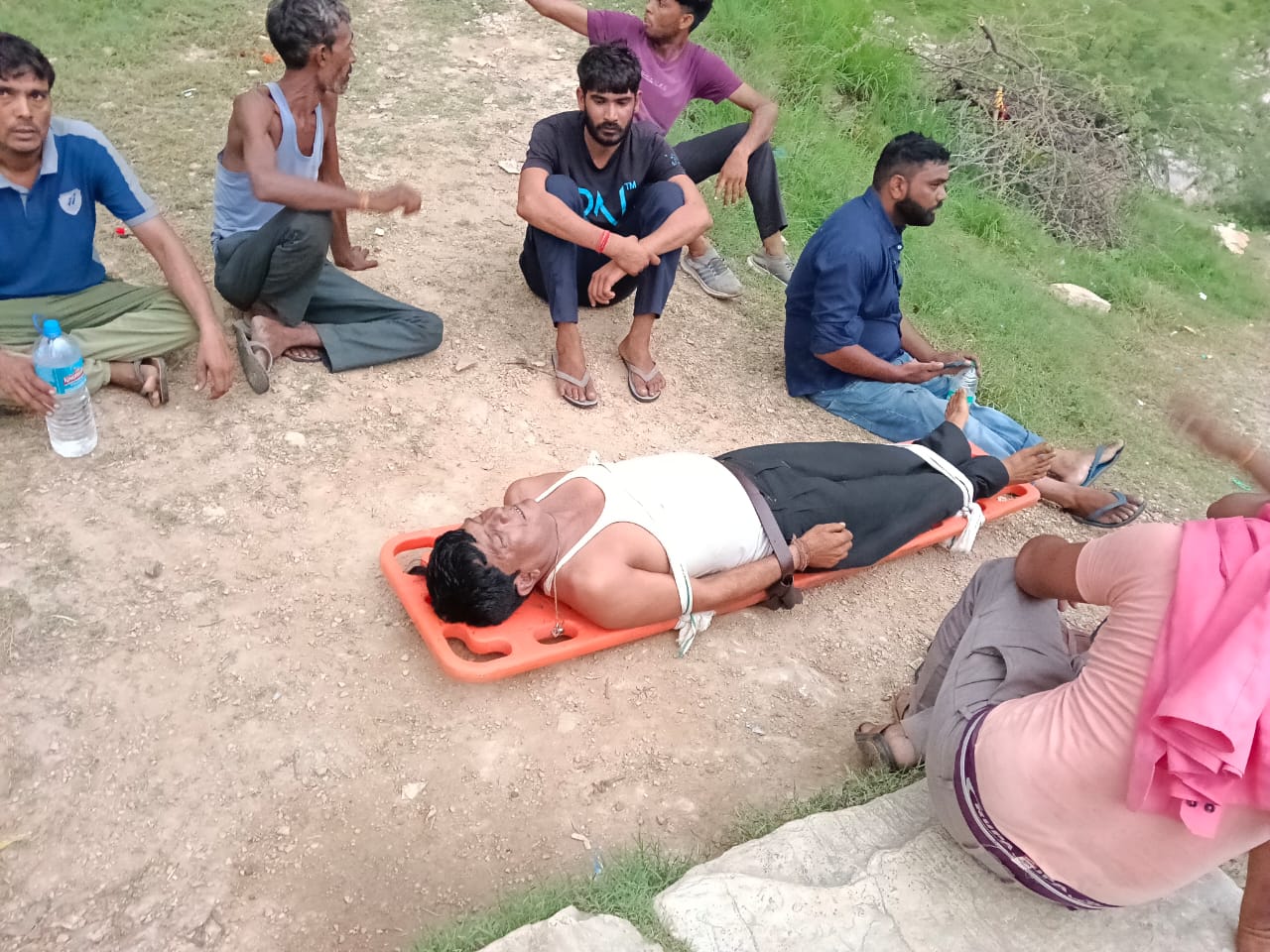 प्रारंभिक जानकारी के अनुसार मौत का कारण हार्ट अटैक माना जा रहा है।
