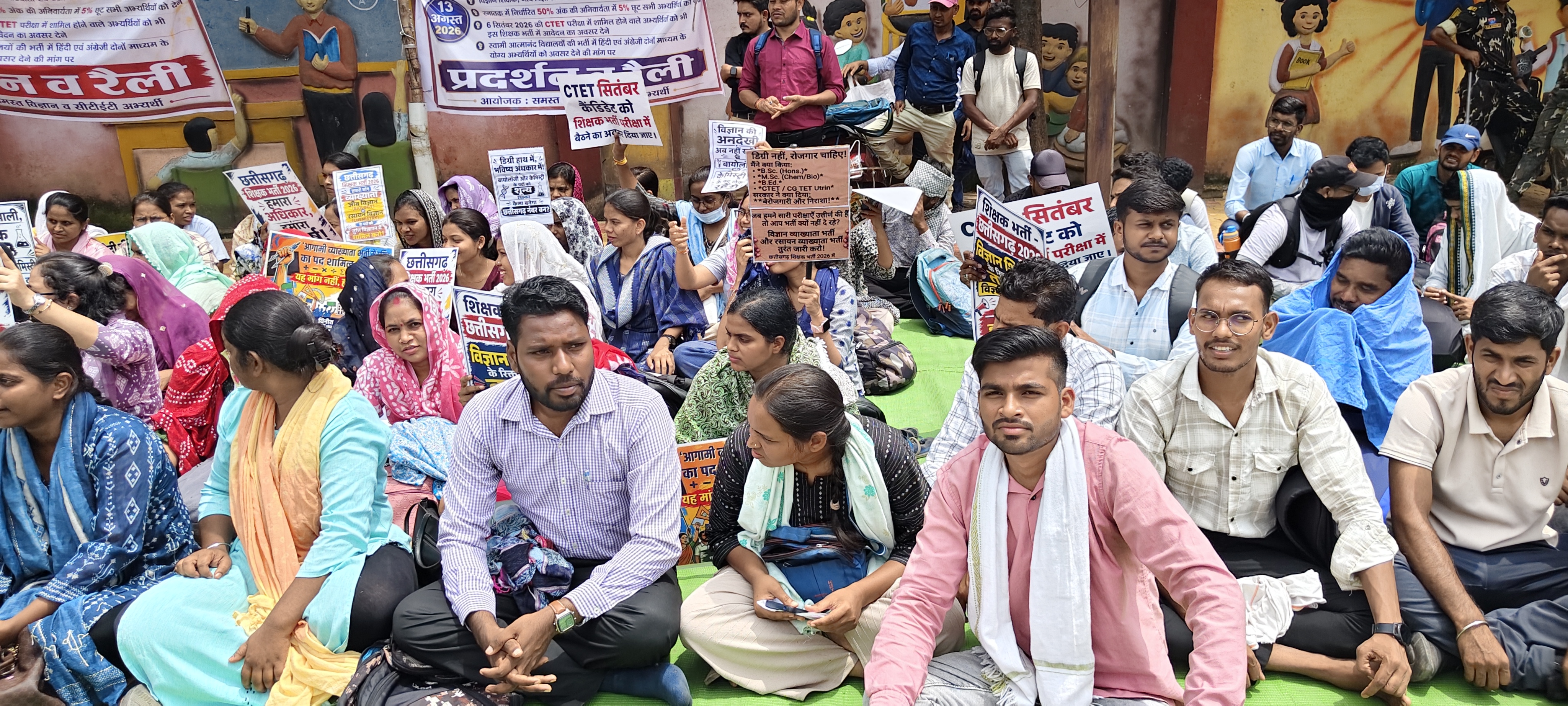अपनी मांगों को लेकर प्रदर्शन कर रहे स्टूडेंट।