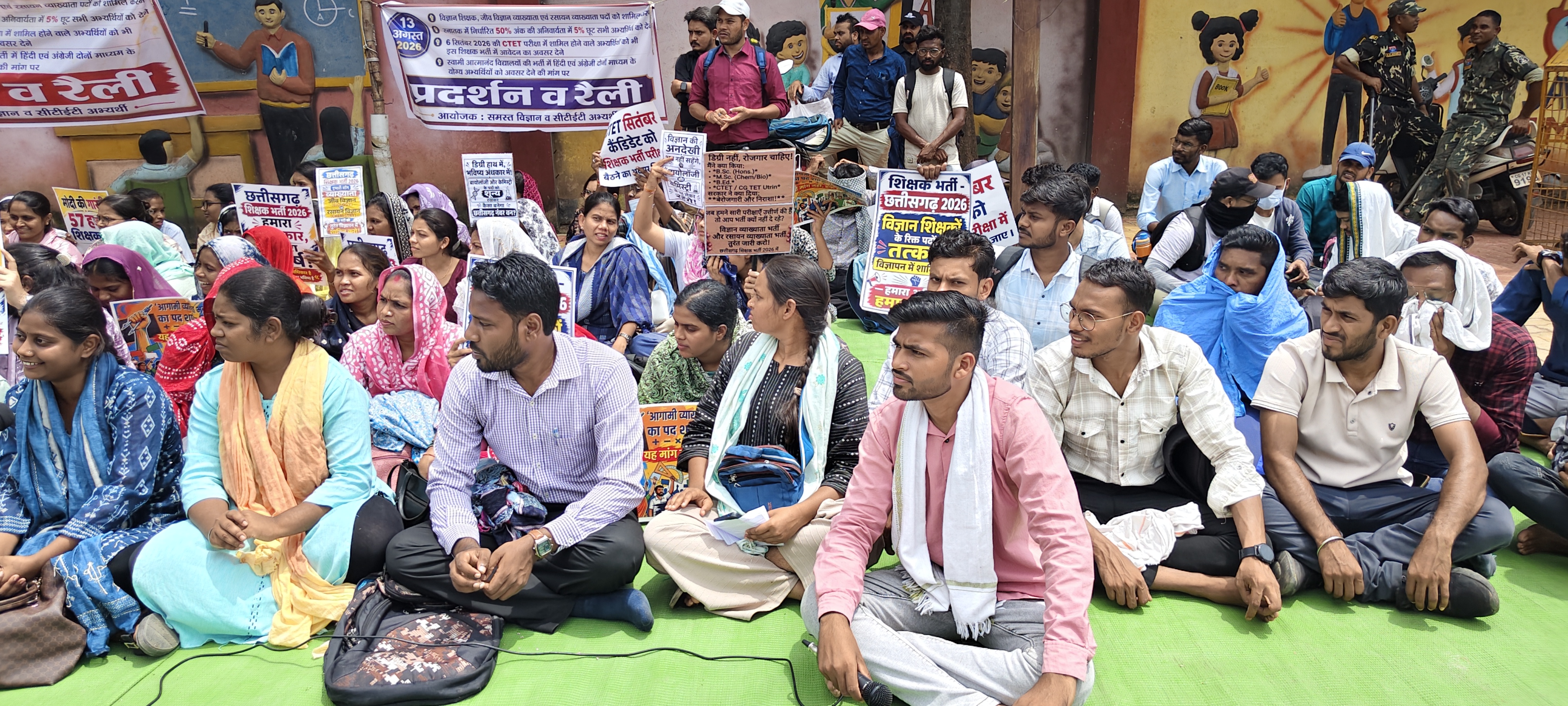 शिक्षा मंत्री गजेंद्र यादव से मिलने के इंतजार में बैठे प्रदर्शन करने वाले अभ्यर्थी।