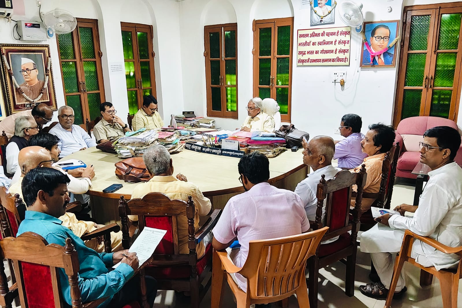 विश्वविद्यालय कर्मियों के साथ बैठक करते हुए कुलपति।