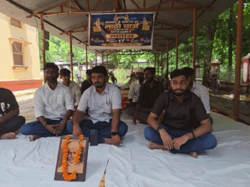 झारखंड में छात्रों पर हुए लाठीचार्ज के विरोध में काशी हिंदू विश्वविद्यालय (BHU) के छात्रों ने मोर्चा खोल दिया है। छात्रों ने BHU परिसर में एक दिवसीय उपवास रखकर झारखंड के आंदोलनकारी छात्रों समर्थन किया है।