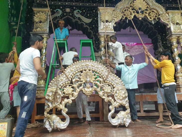 दस कारीगरों की टीम ने 22 दिनों में हिंडोला की स्वर्ण पालिस कर इसे नया रूप रंग दिया है