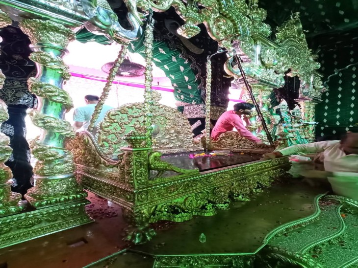 बांके बिहारी जी का झूला 125 हिस्सों में है