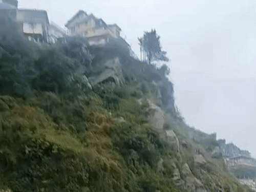 शिमला के ढली में गुरुवार शाम को पहाड़ी से बड़ी-बड़ी चट्टानें हाईवे पर गिर गई। लैंडस्लाइड के चलते पहाड़ी के नीचे से गुजरने वाला रास्ता भी बंद हो गया।