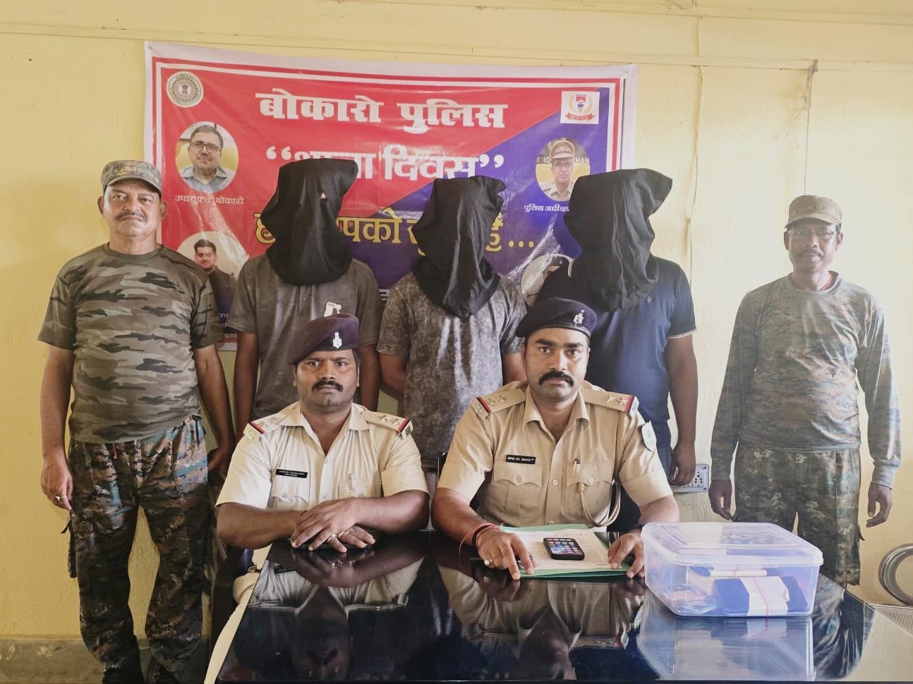 10,100 रुपए नकद, मोबाइल और डेबिट कार्ड बरामद|बोकारो,Bokaro - Dainik Bhaskar
