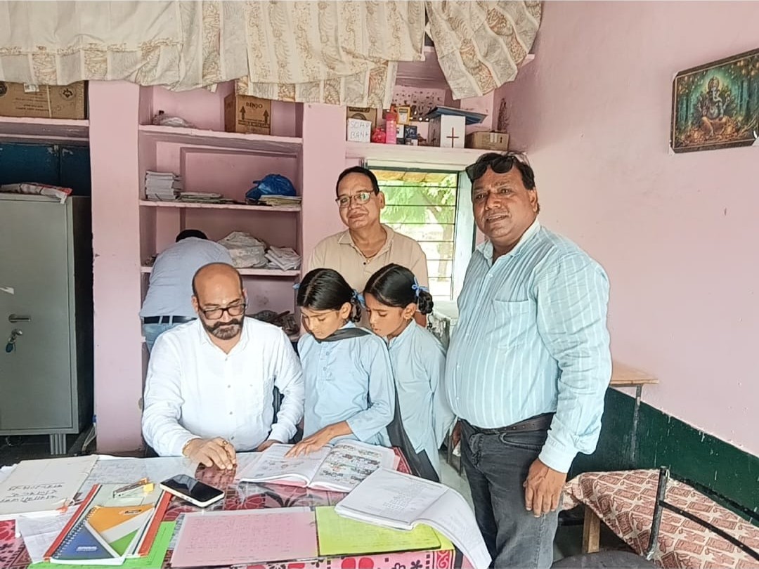 अधिकारियों ने रीडिंग कैंपेन और ORF की प्रगति रिपोर्ट देखी, स्टूडेंट्स से भी संवाद