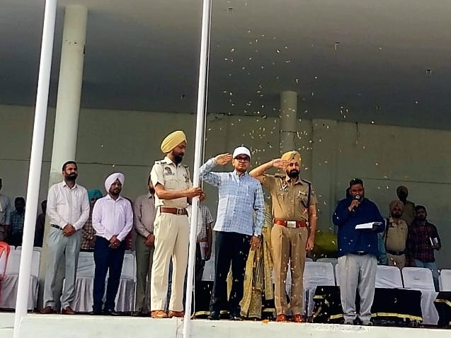 फरीदकोट के नेहरू स्टेडियम में फुल ड्रेस रिहर्सल के दौरान ध्वज फहराते एडीसी केशव गोयल।
