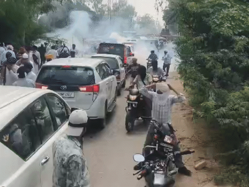 आंसू गैस के गोले से बचने के लिए भागती भीड़।