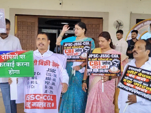 सदन की कार्यवाही के दौरान विपक्ष ने परीक्षाओं में अनियमितता के मुद्दे को जोरदार तरीके से उठाया।