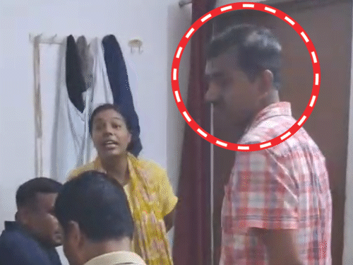 यह तस्वीर महिला ठग के घर की है, जब डॉक्टर परमात्मा सिंह उसके घर पैसे मांगने पहुंचे थे। गरिमा ने उन्हें धमकी देकर भगा दिया था। (फाइल फोटो)
