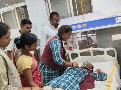 एक छात्रा को सांस लेने में दिक्कत हुई। उसे अस्पताल में ऑक्सीजन लगानी पड़ी।