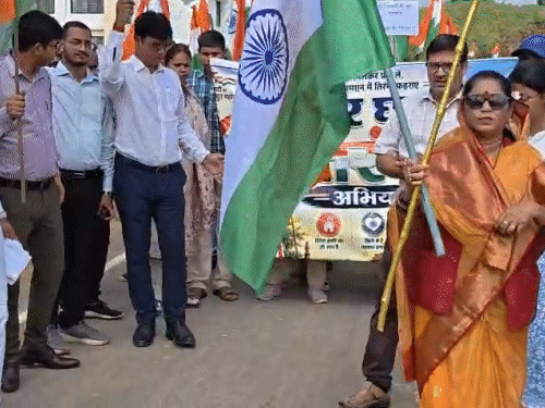 तिरंगा यात्रा में मंत्री राधा सिंह भी शामिल थीं। बच्चों ने करीब एक घंटे उनका इंतजार किया।